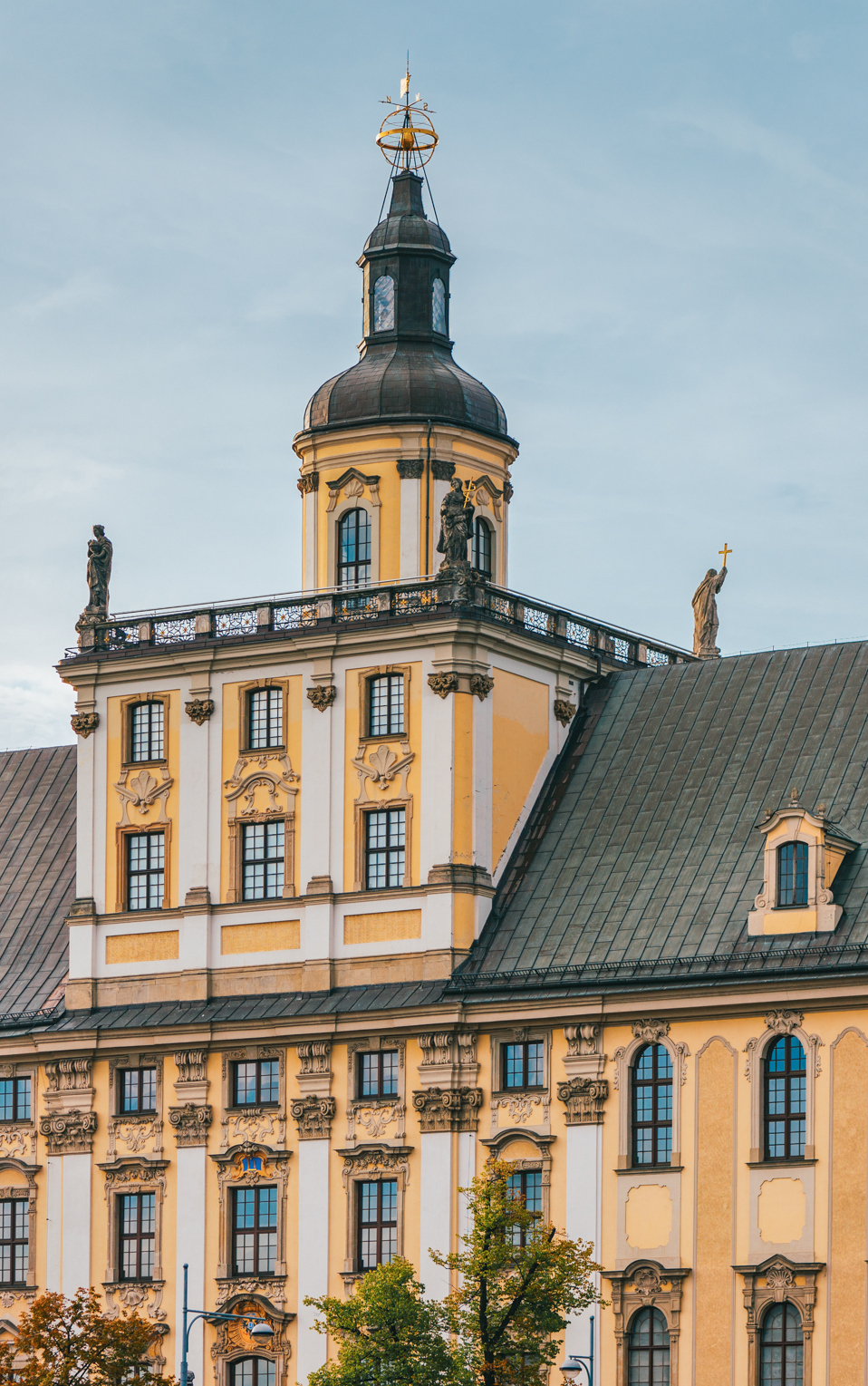 uwr. widok na wieżę matematyczną