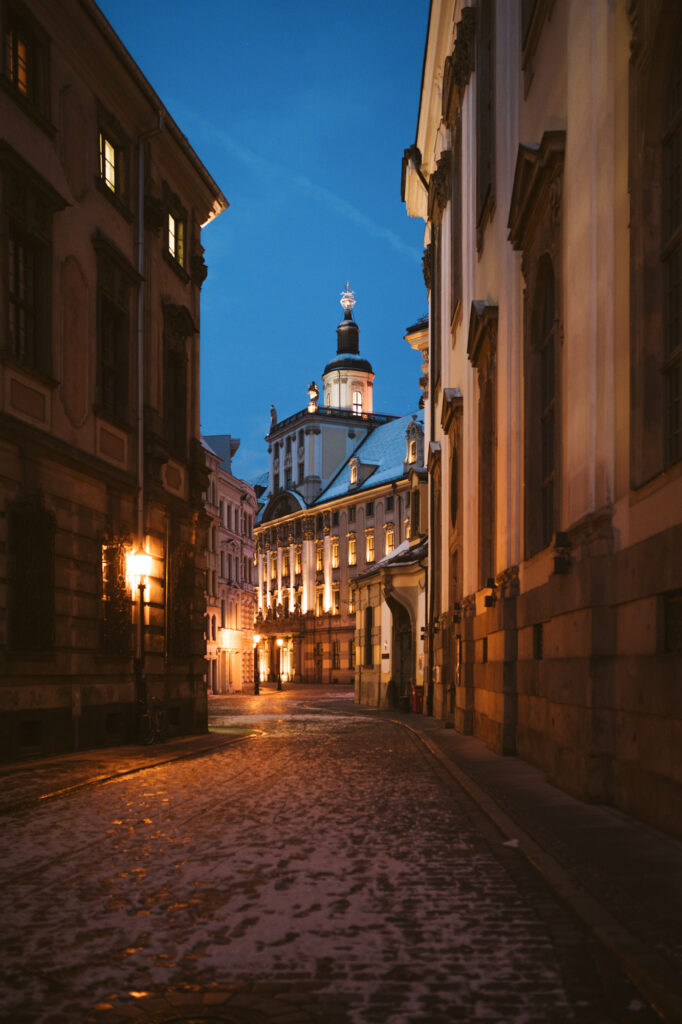 Widok na gmach główny nocą