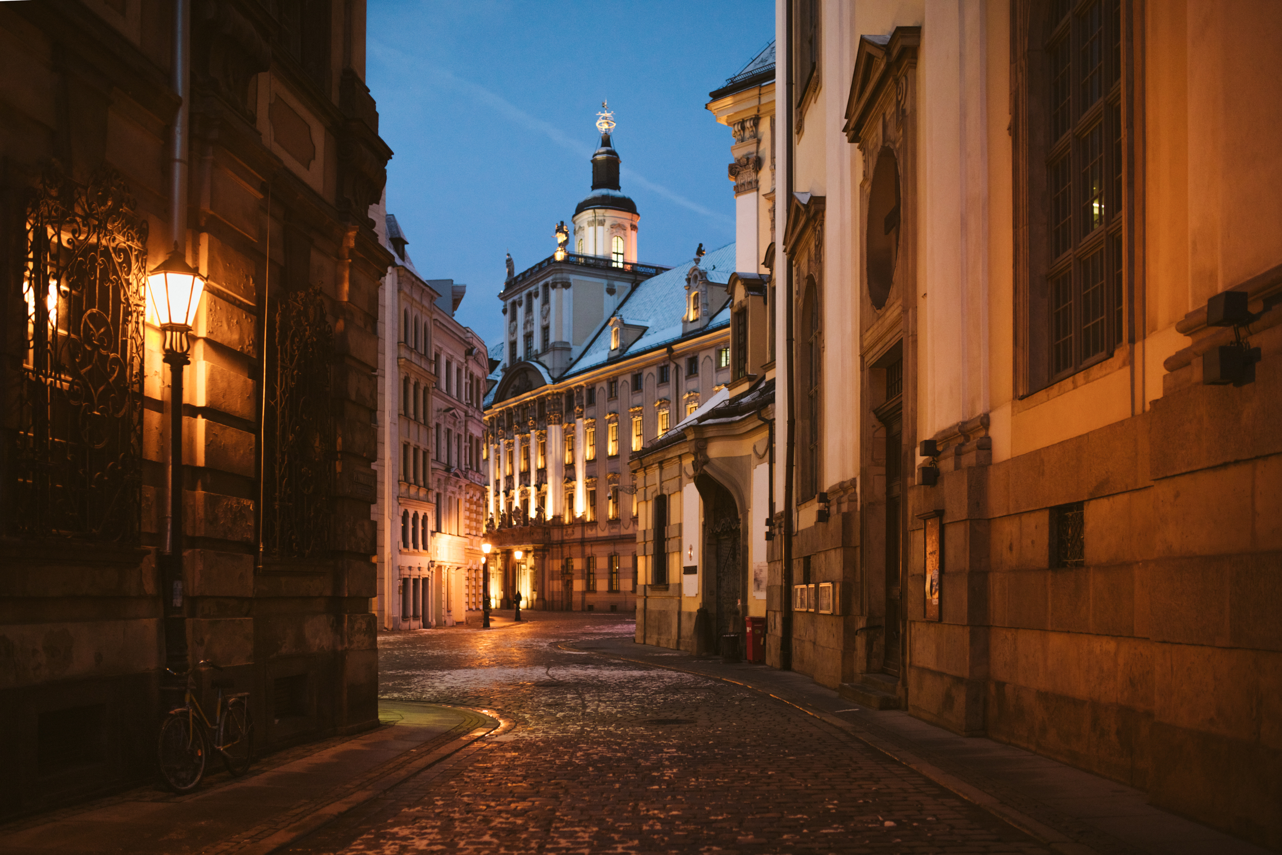 Widok na Uniwersytet Wrocławski nocą od strony Kościoła