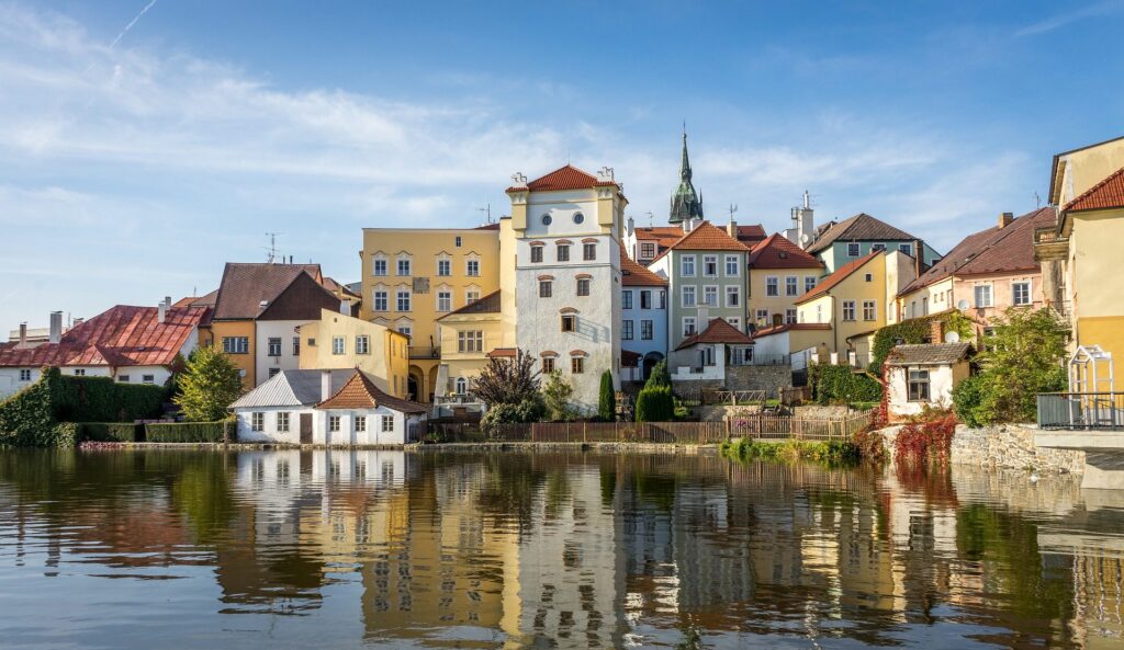 Widok na miasteczko nad jeziorem w Czechach